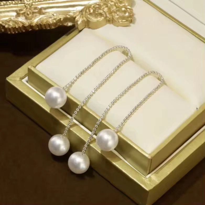 Western American diamond layer with pearl earing